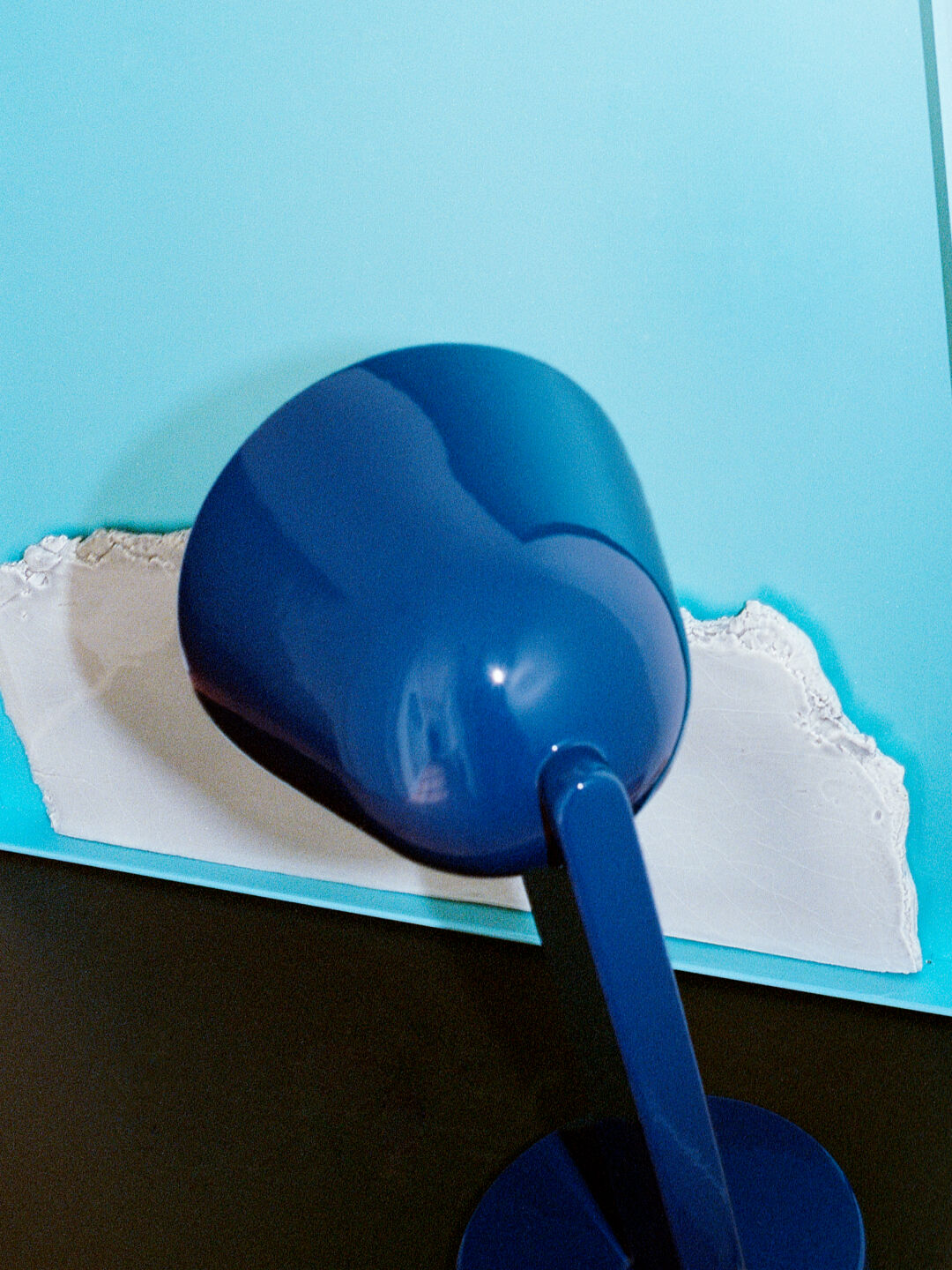 FLOS_Céramique_landing page_table lamp_navy blue