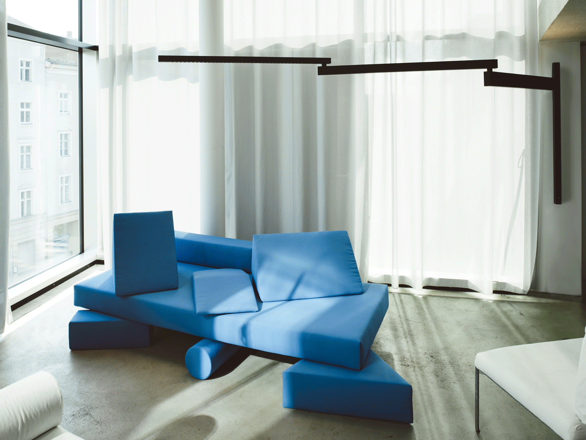 FLOS_Black-Flag_wall-lamp_hero-clp