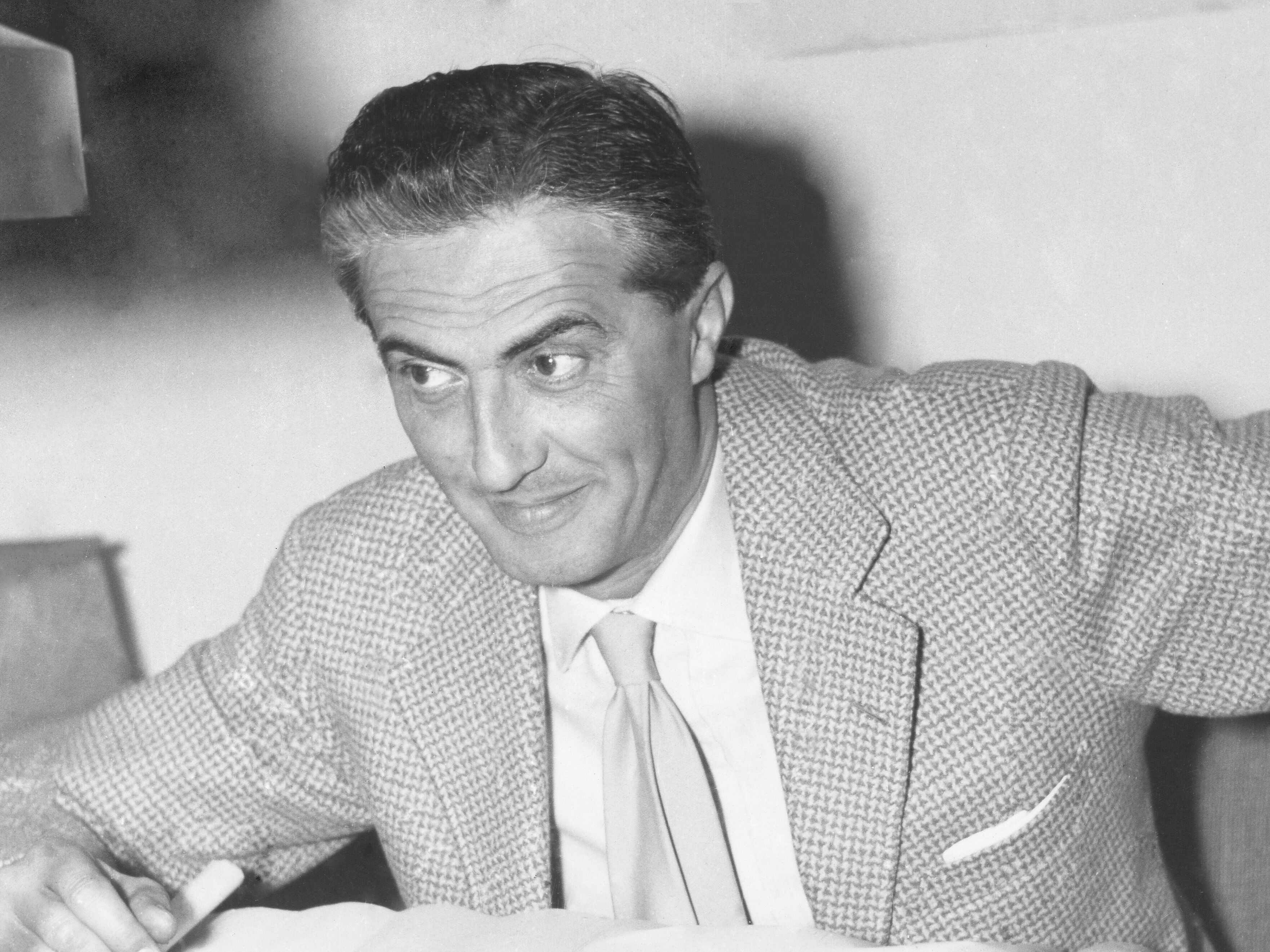 designers-gino-sarfatti-flos-entrance-desk