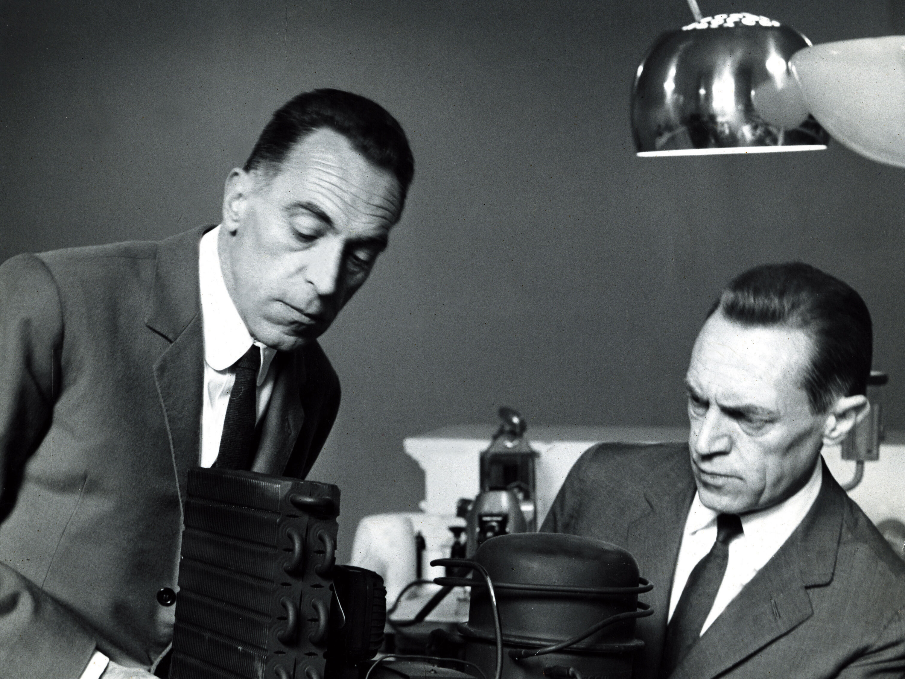 designers-a-and-pg-castiglioni-flos-entrance-desk