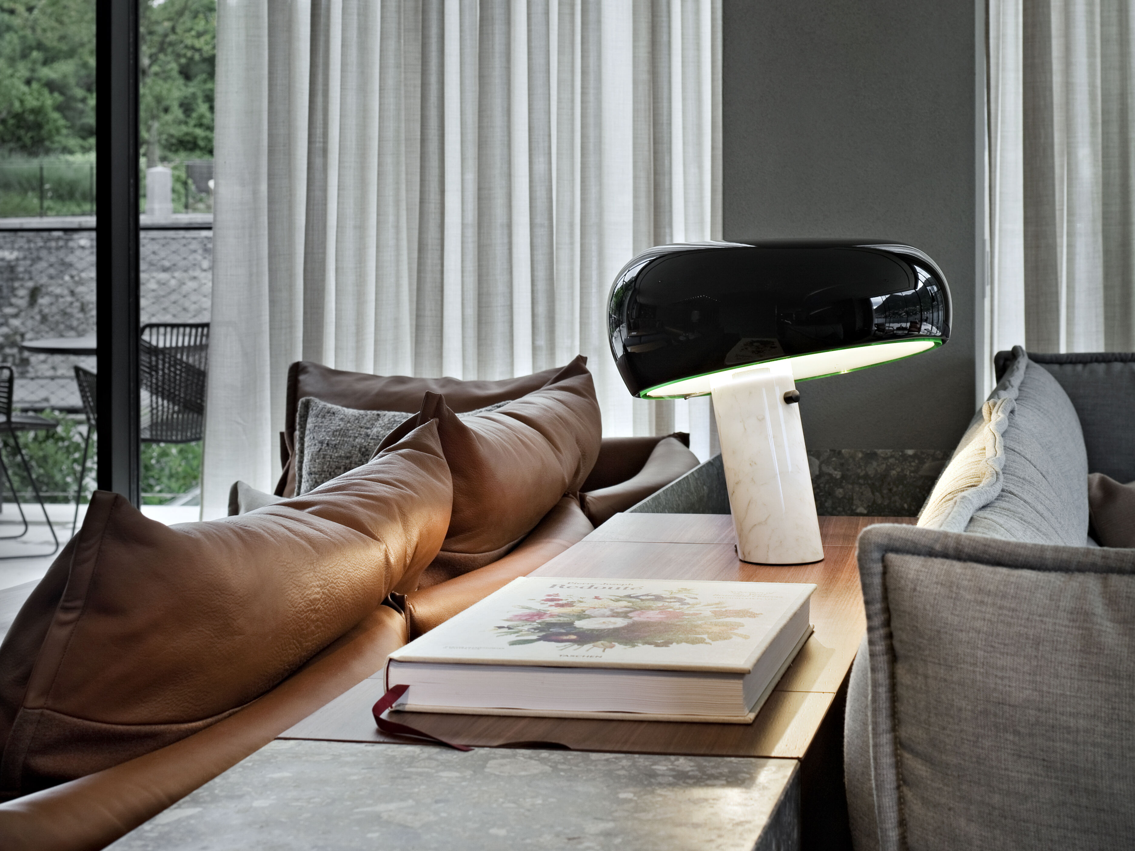 rooms-living-room-flos-entrance-desk-02